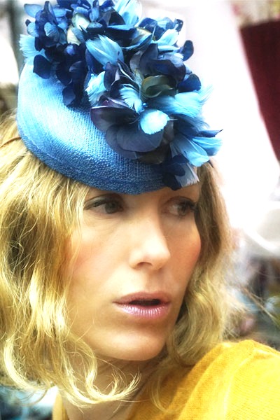 Azul vintage con plumas y flores