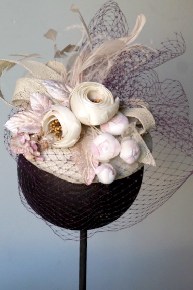 Casquete beige seda y rosa vintage